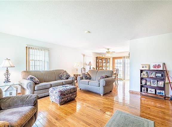 4th image of 406 W Swenson Dr