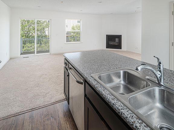 4th image of 689 Village Dr