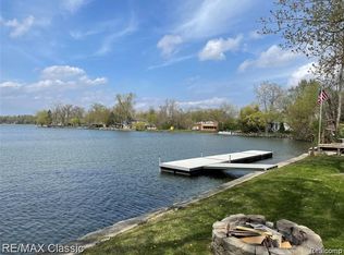4860 Cooley Lake Rd, Waterford, MI 48327