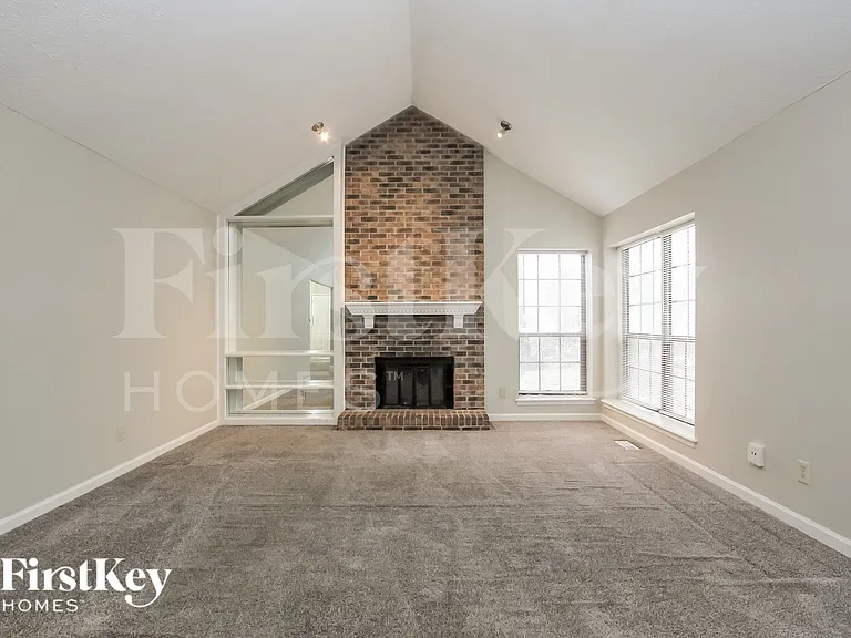 4496 Braemar Dr — Photo 2