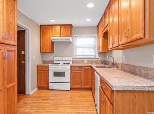 20 Carter Ct APT A, Lynbrook, NY 11563