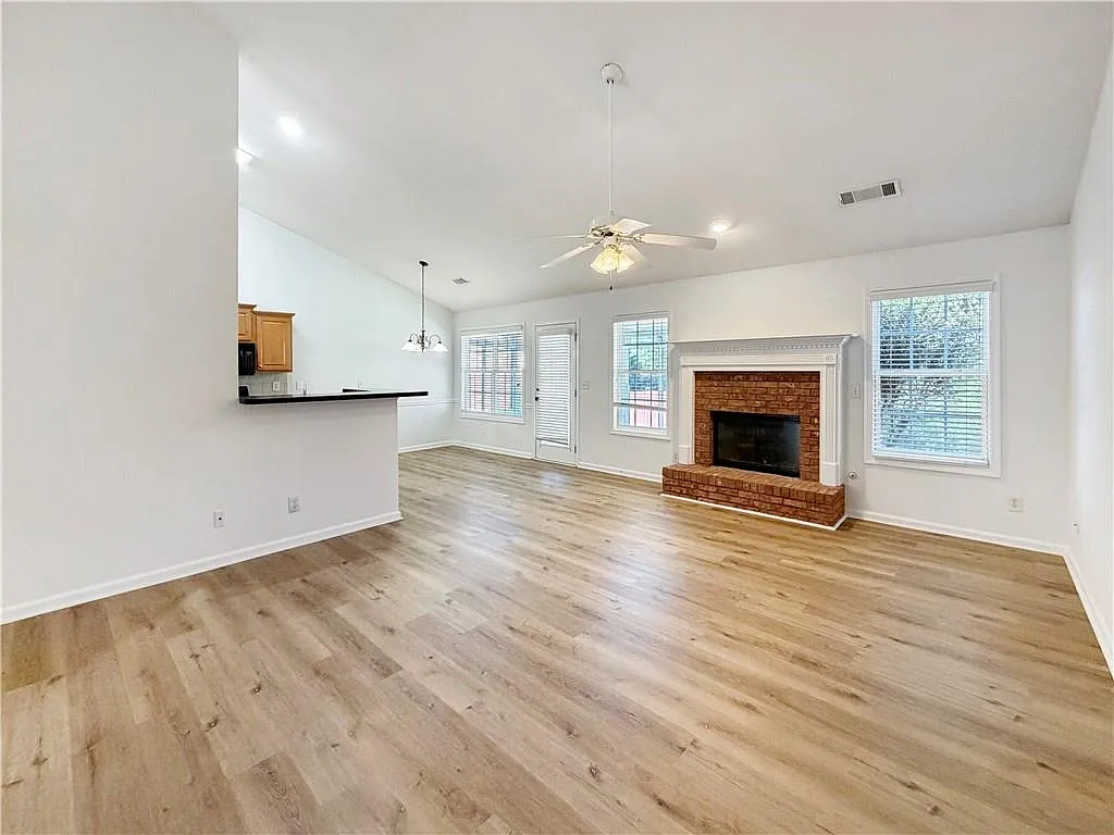 3 bed, 2.0 bath, 1952 sqft, $2,500 — Photo 3