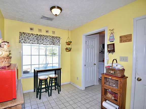 5th image of 31 Anglewood Dr