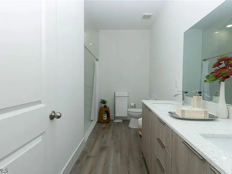 1125 Deauville St E — Photo 34