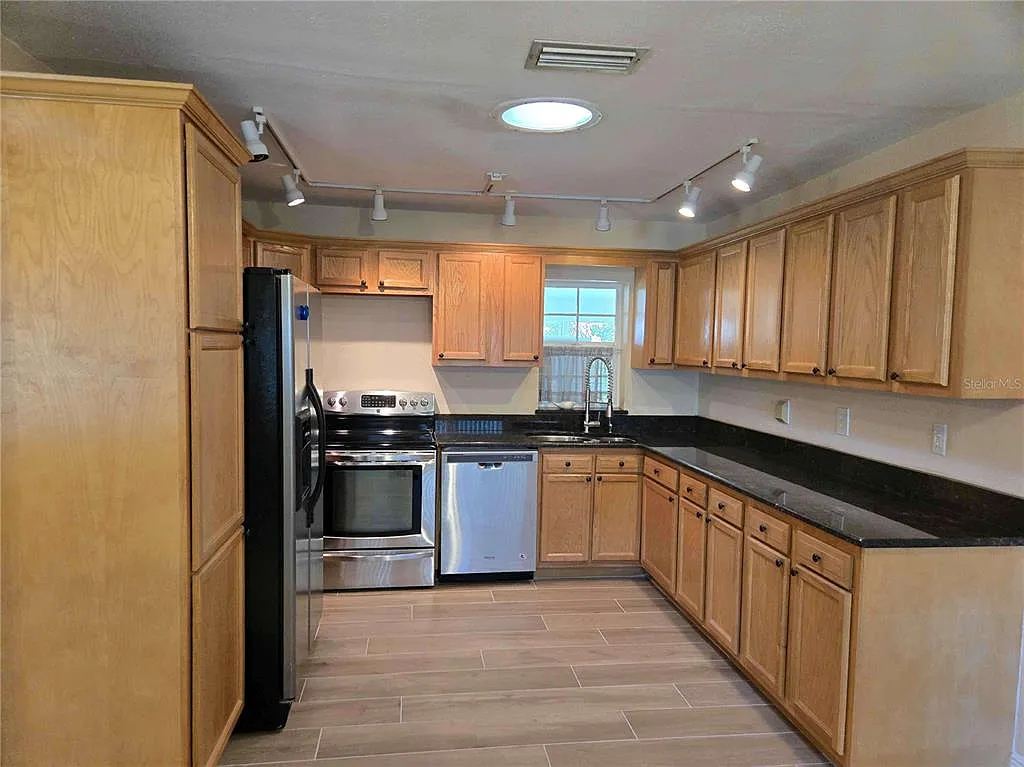 4 bed, 3.0 bath, 1770 sqft, $2,195 — Photo 3