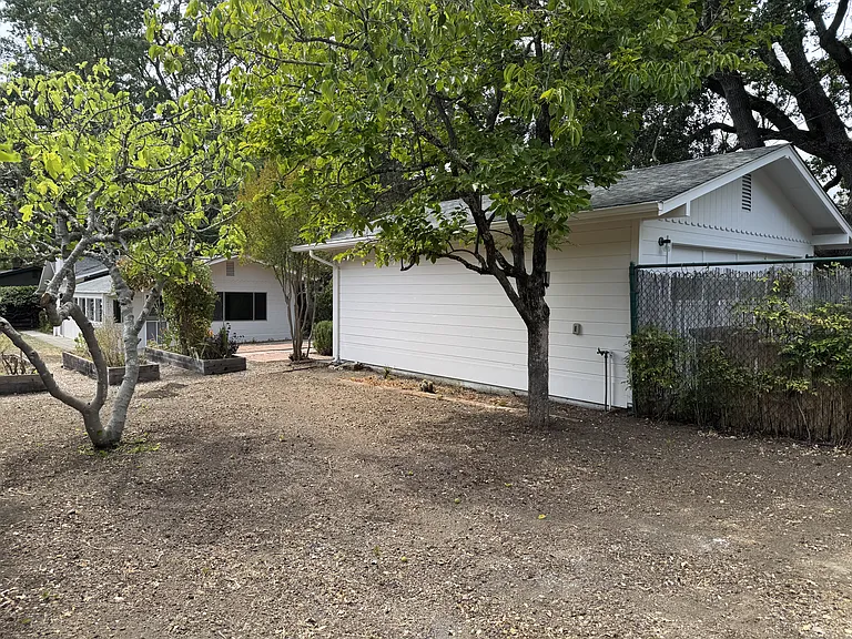 221 The Alameda — Photo 41