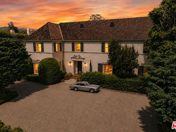5th image of 904 N Beverly Dr