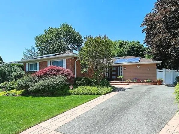 32 Randy Lane, Plainview, NY 11803
