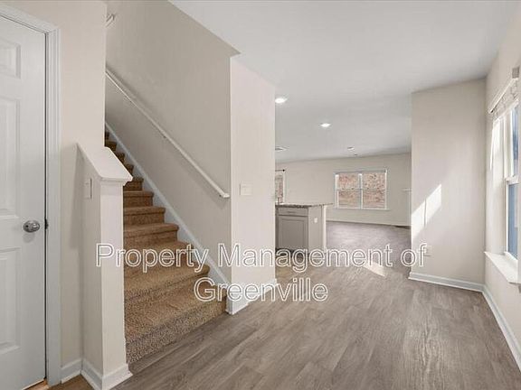 3rd image of 926 Ashwood Way