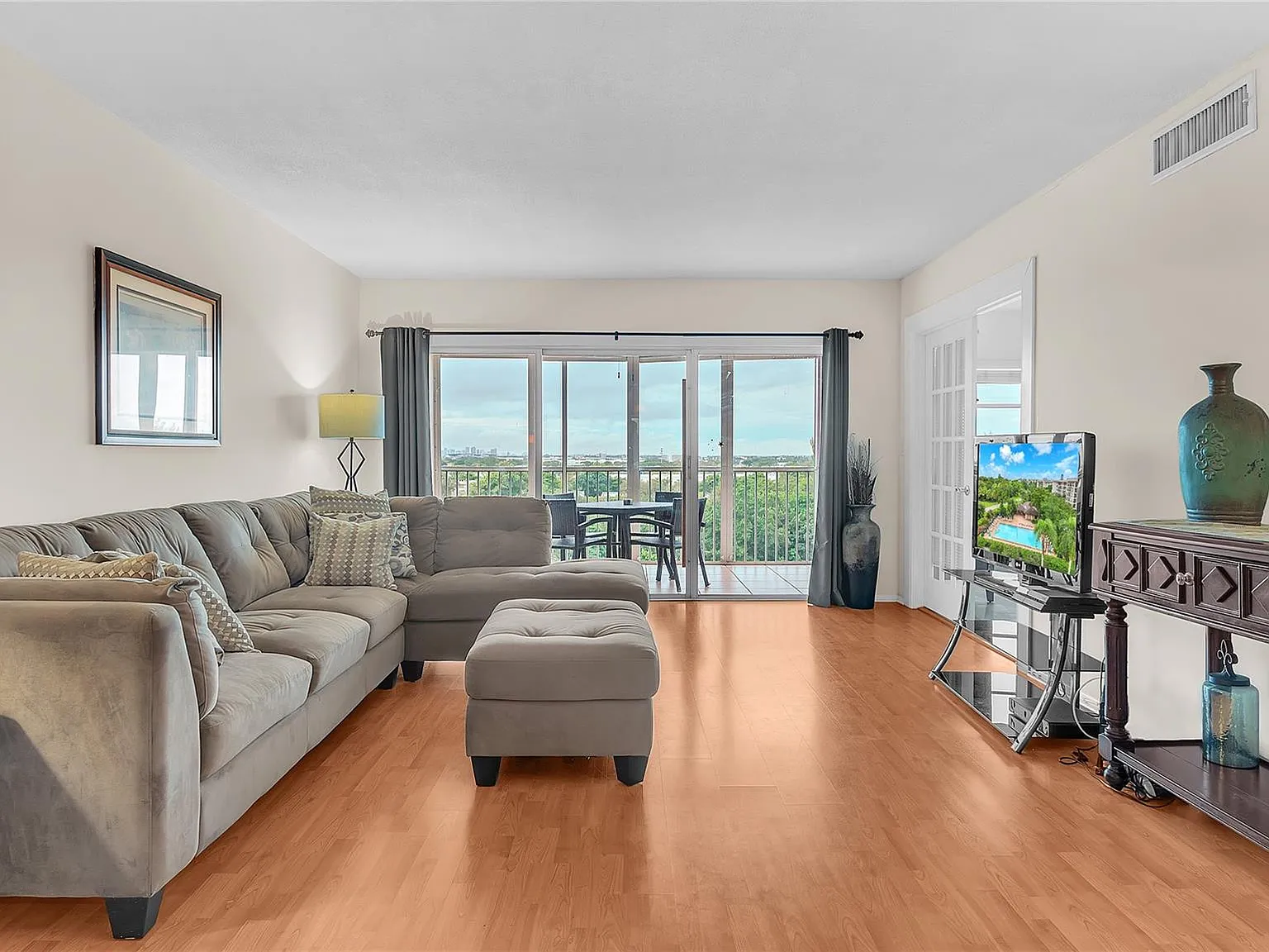 2 bed, 2.0 bath, 1100 sqft, $2,350 — Photo 3