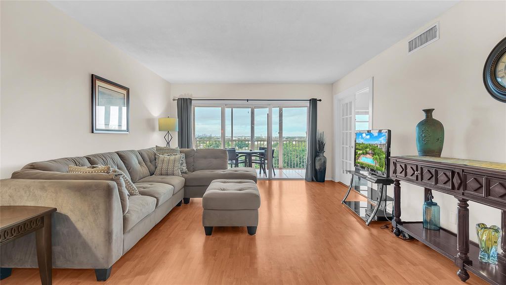 3150 N Palm Aire Dr APT 909, photo 3