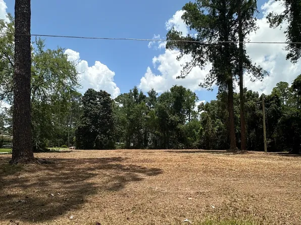 1102 Saint Marys Dr, Waycross, GA 31501