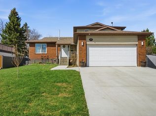 9 Prospect Pl, Sturgeon County, AB T8R 1N7