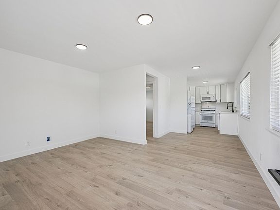 5th image of 1120 Davis St Front 1126