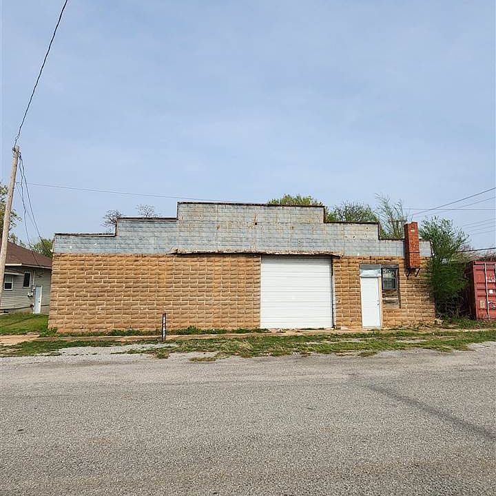 1st image of 120 N Oak St