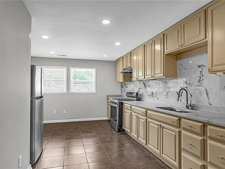 660 Queen St SW #A — Photo 36