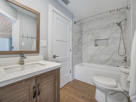 5th image of 1088 Laurel Woods Dr