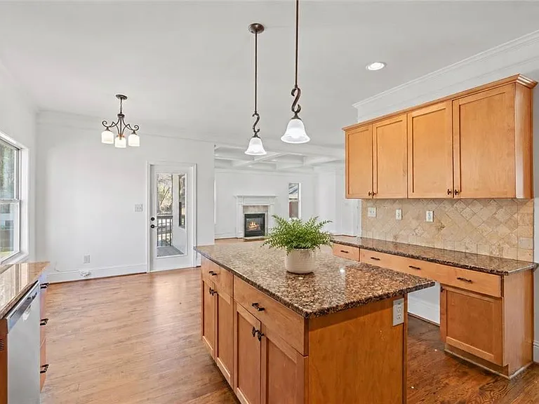 1410 Eastland Rd — Photo 8