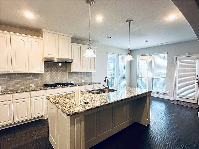 4712 El Paso St — Photo 2
