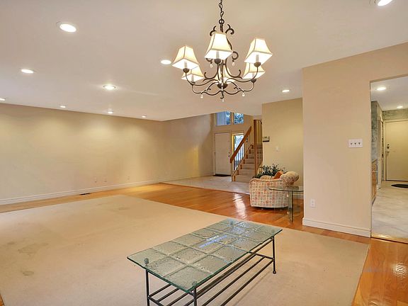 2nd image of 266 Vista Dr