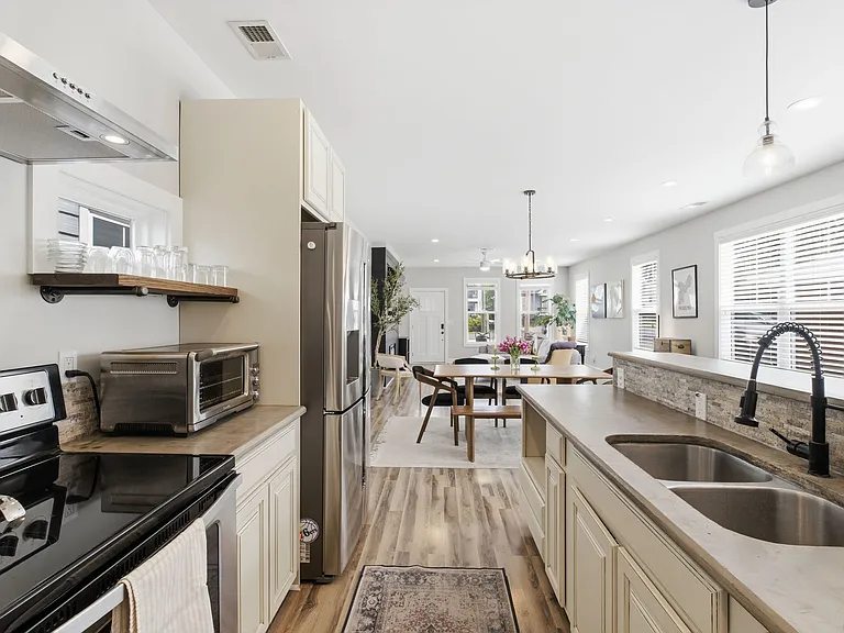 2140 Burns St — Photo 14