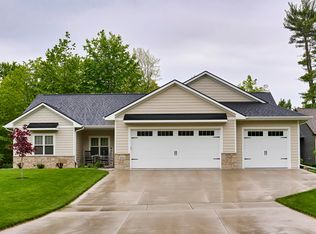 2721 Woodfield Ct, Green Bay, WI 54313
