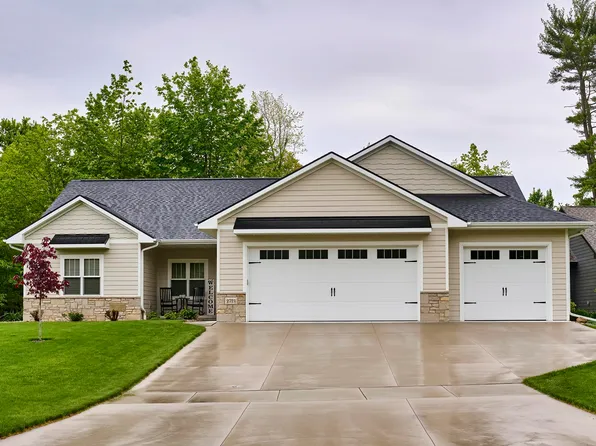 2721 Woodfield Ct, Green Bay, WI 54313