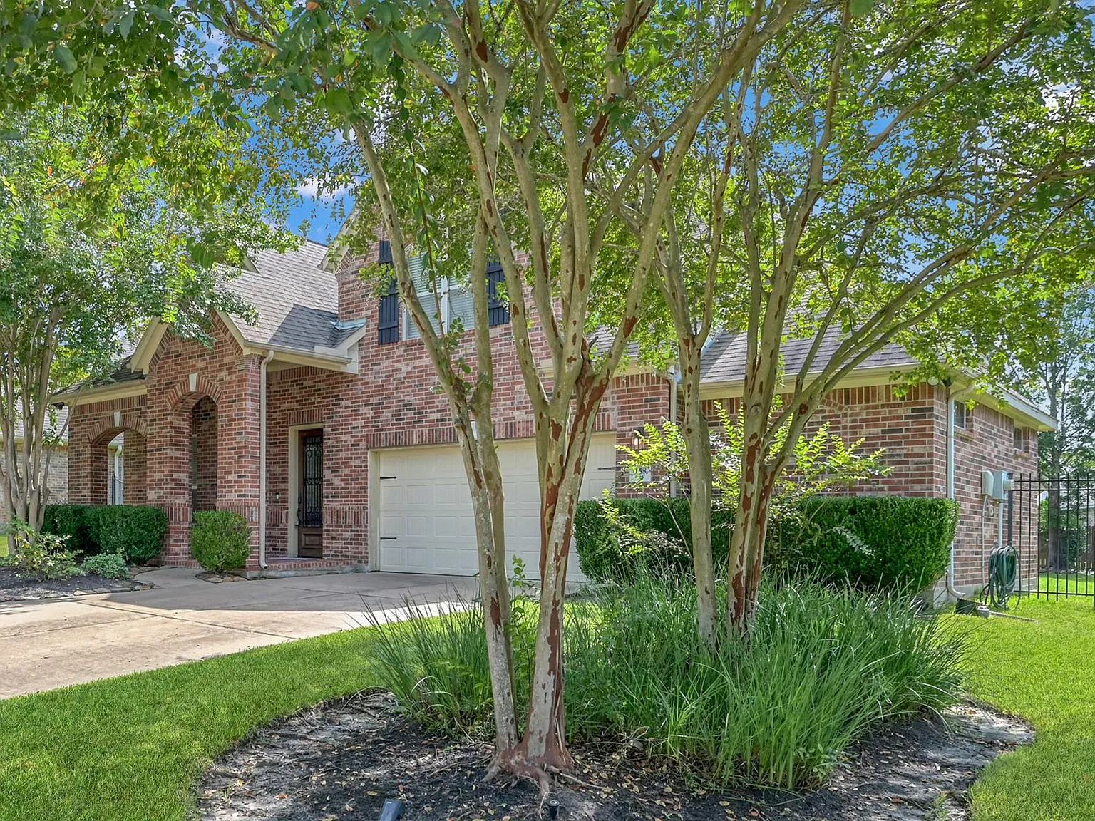 5 bed, 3.5 bath, 3372 sqft, $4,500 — Photo 2