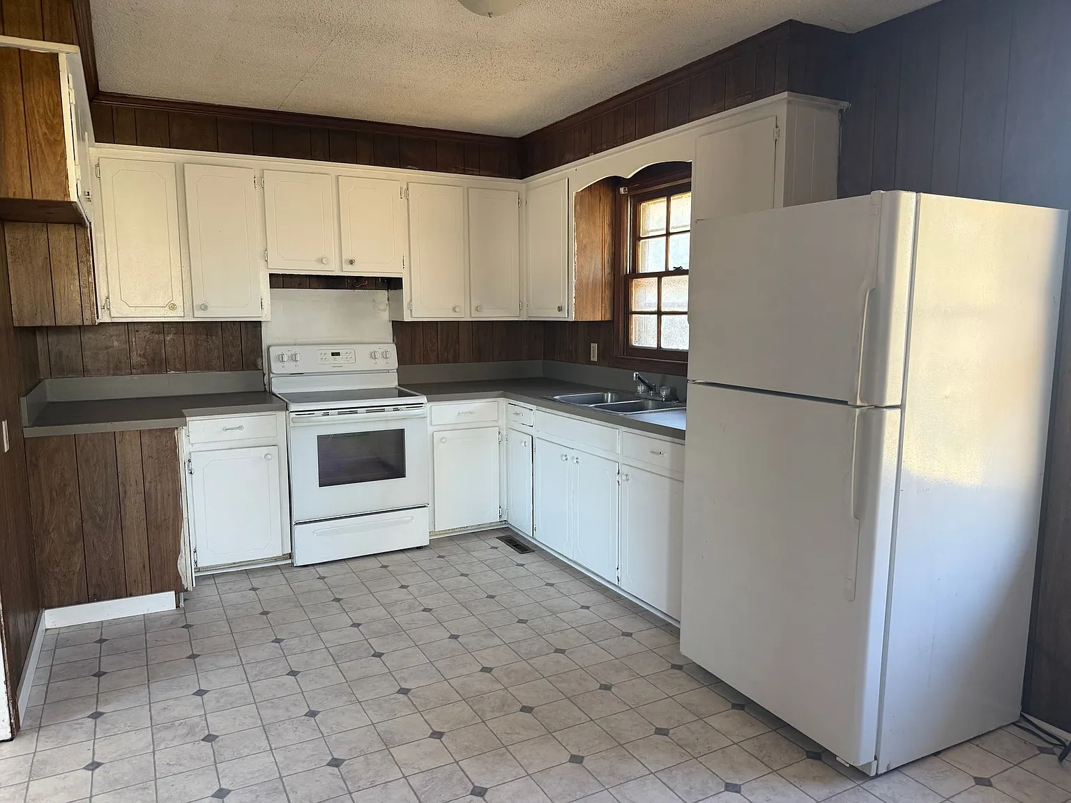 3 bed, 1025 sqft, $800 — Photo 3