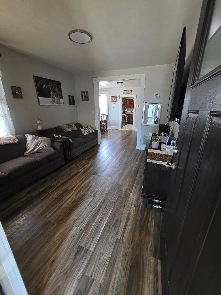 3 bed, 1000 sqft, $1,300 — Photo 3