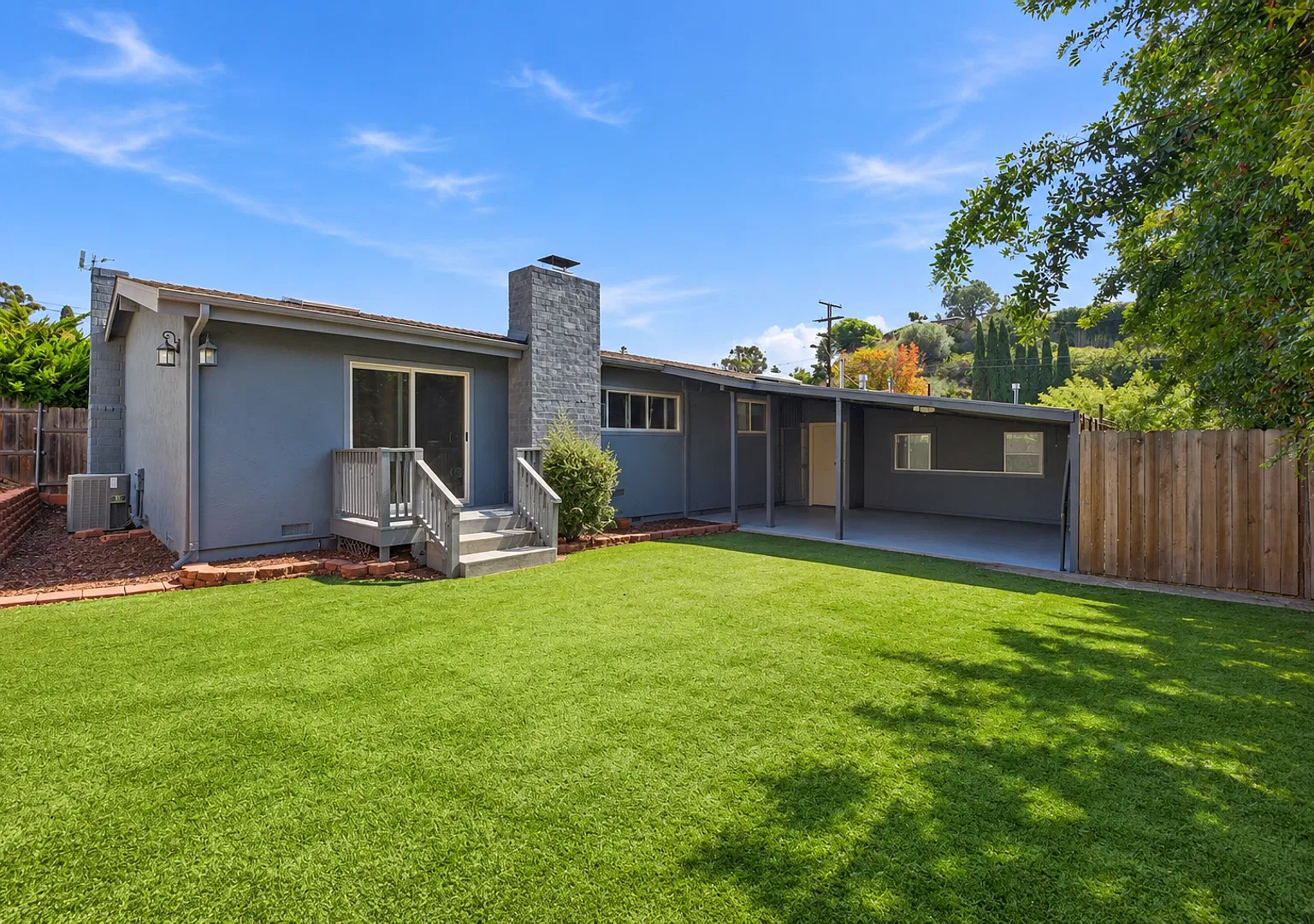 Huge turfed yard! — Photo 1