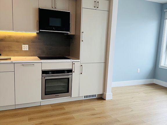 4th image of 5 Stuyvesant Pl #7E