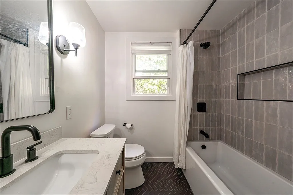 2 bed, 1050 sqft, $2,550 — Photo 1