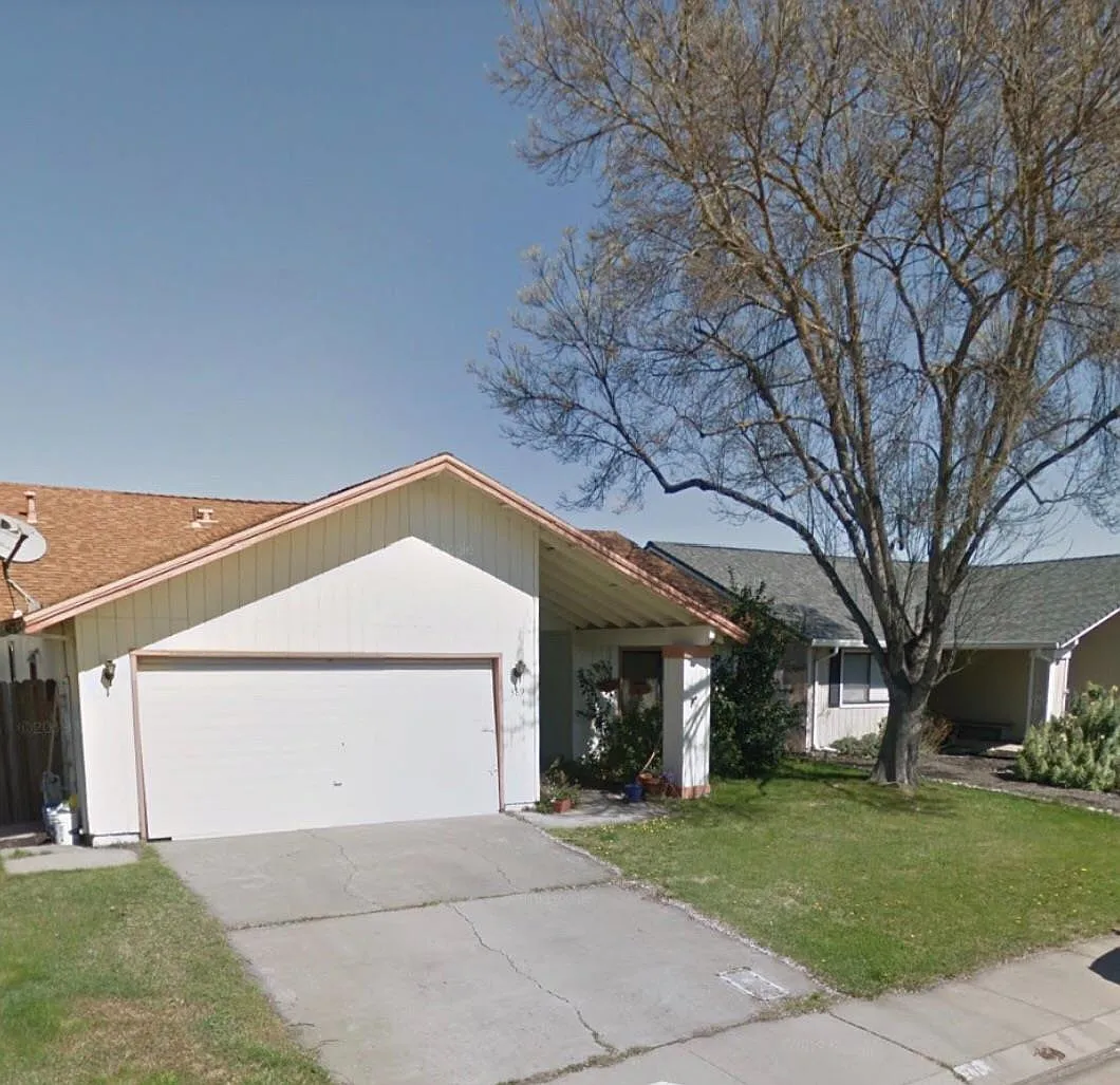 389 Elgin Ave photo 1