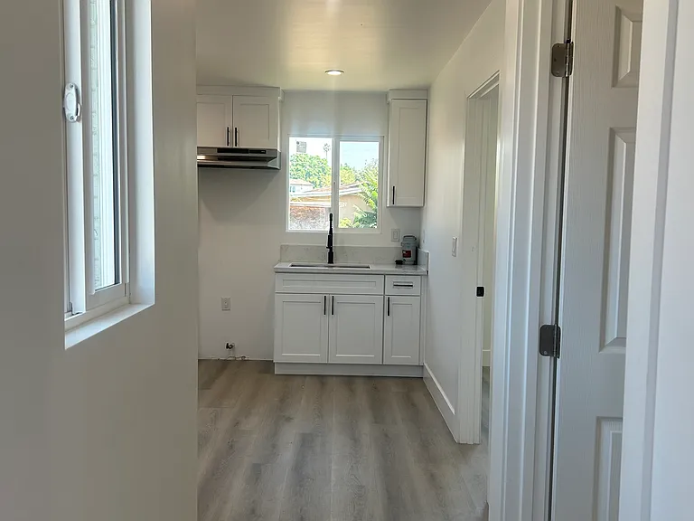 1419 E 61st St #2 — Photo 5