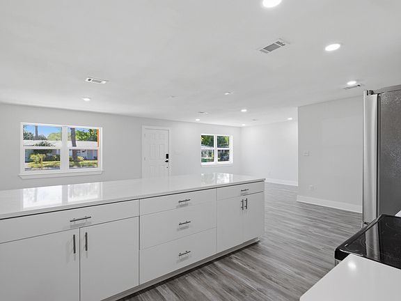 5th image of 271 Gregory Dr