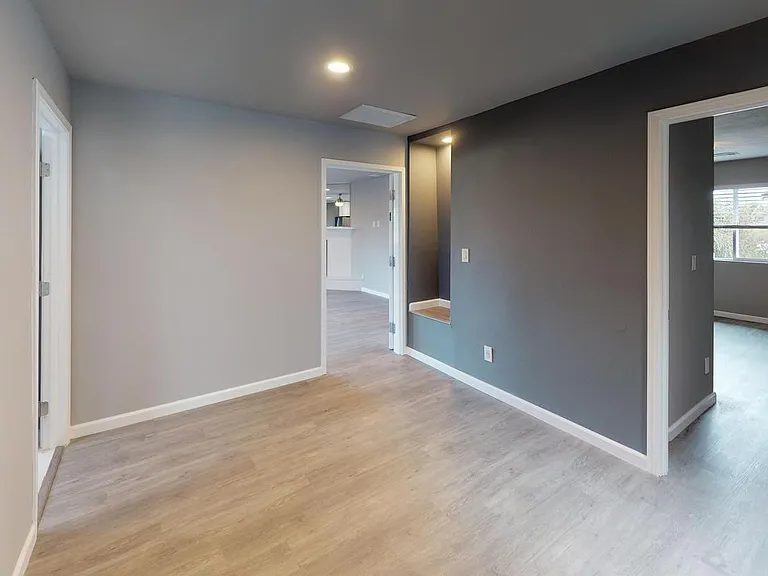 2410 Illinois St — Photo 11
