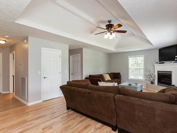 4th image of 220 Cherry Ln