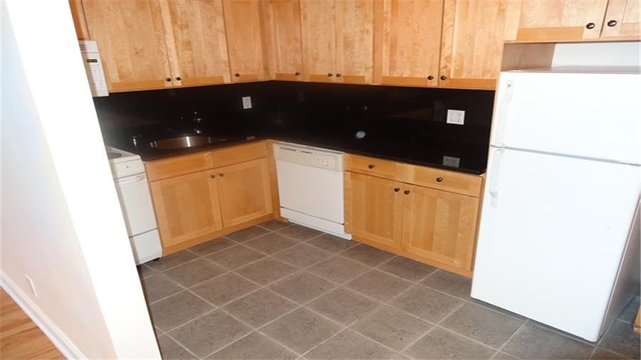 2nd image of 159 W 4th St APT 4