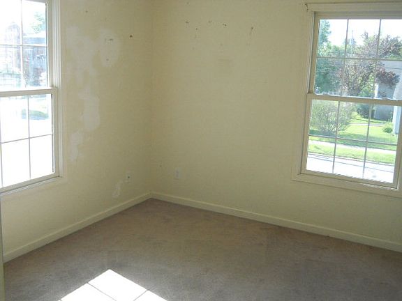4th image of 423 E 5th St