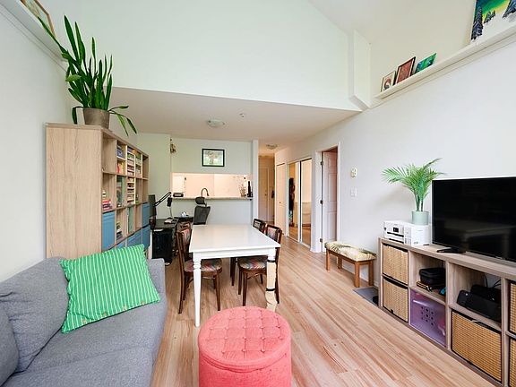 4th image of 1190 Eastwood St #402