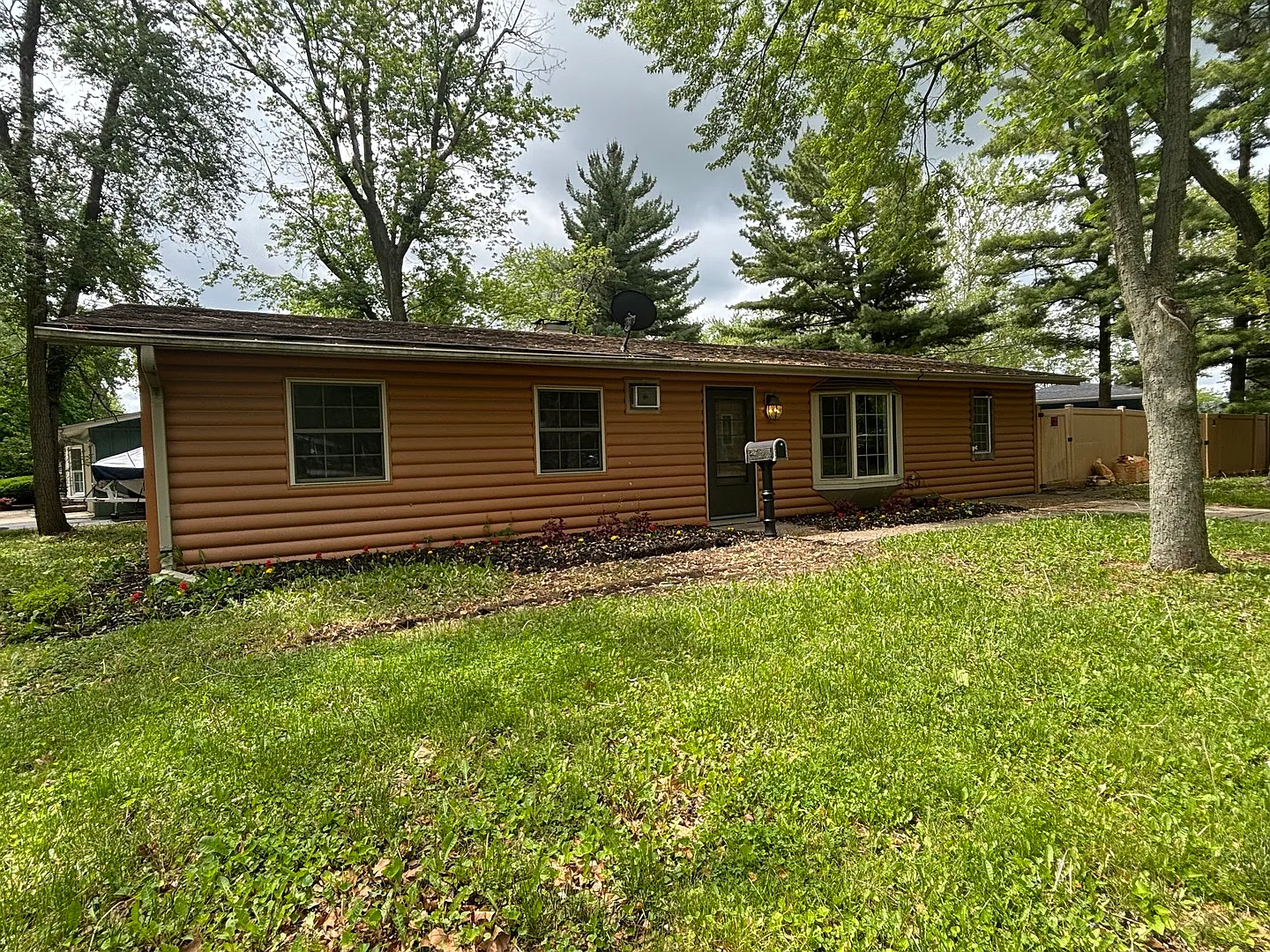 85 Circle Dr E photo 1