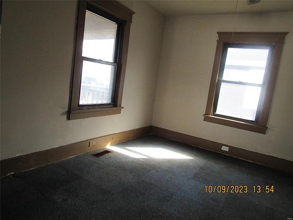 4th image of 135 N Shamrock St