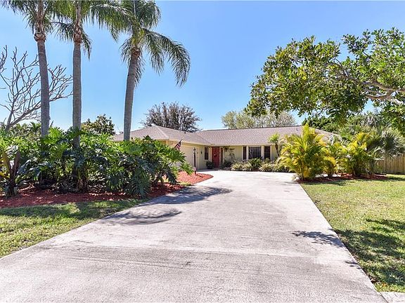 4th image of 2090 NE Pinecrest Lakes Blvd