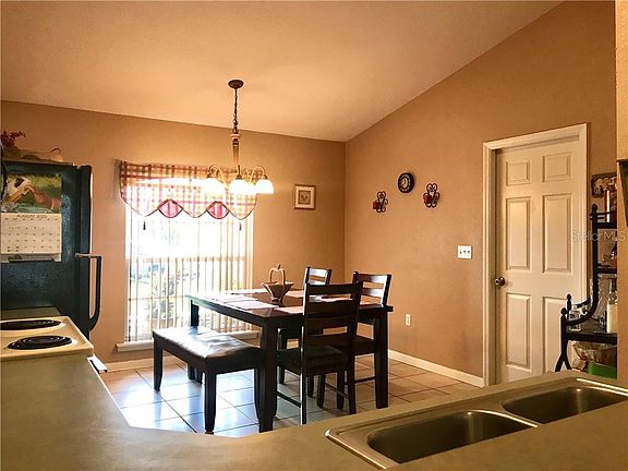 4th image of 915 Basilica Ln