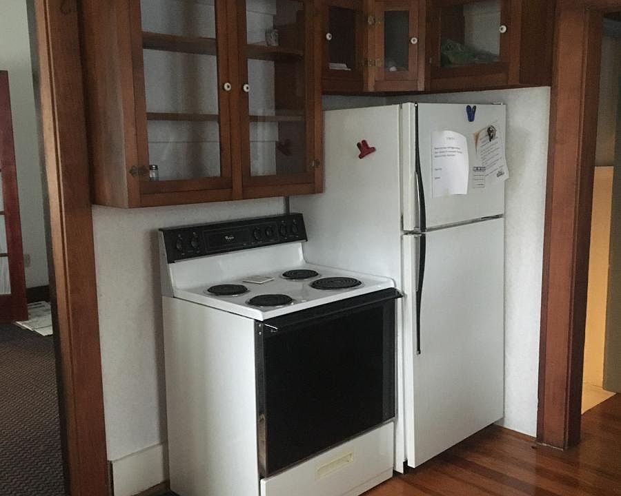 2nd image of 1045 Elm St