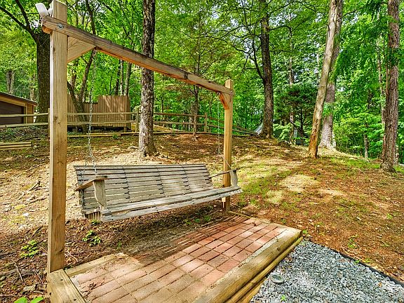 3rd image of 747 Mountain Oak Rd