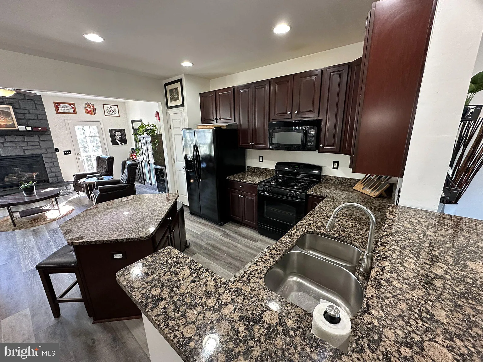 3 bed, 4.0 bath, 2400 sqft, $3,200 — Photo 4