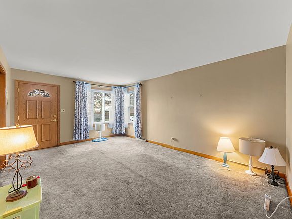 5th image of 9966 Montrose Ave