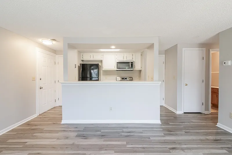 3 bed, 2.0 bath, 847 sqft, $1,425 — Photo 2